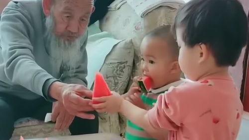 老人宝宝吃瓜,老人与宝宝共享夏日清凉时光